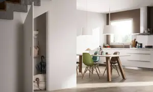 Soluzione intelligente per chiudere una nicchia nel muro sotto le scale, nascondendo borse e ombrelli.