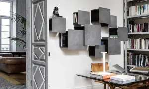 Moderna libreria a cubi grigi, un modo creativo per mettere i cubi al muro. Un Darth Vader LEGO veglia sui libri.