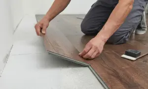 Installazione di un pavimento in spc: ecco cos'è e come si posa facilmente. Le doghe si incastrano perfettamente.