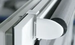 Dettaglio di un sistema di montaggio per zanzariere, uno dei tanti modi per appendere le tende.