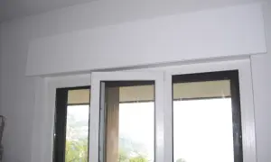 Nuovo rivestimento bianco sopra le finestre, ideale per chi vuole sapere come eliminare cassonetto tapparelle e migliorare l'estetica.