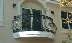 Ringhiera del balcone in ferro battuto, pronta per essere verniciata, con un design elegante e dettagli decorativi.