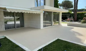 Nuova pavimentazione in ghiaia resinata, una posa a secco su terra che valorizza il giardino moderno.