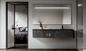 Arredamento moderno per un bagno cieco: mobile sospeso in marmo nero, specchio illuminato e porta scorrevole che rivela una camera da letto.