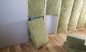Pannelli di lana di roccia per coibentazione interna, pronti per essere installati in una parete in cartongesso su struttura in legno.