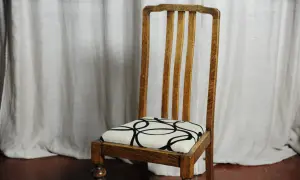 Sedia in legno con seduta imbottita e fantasia geometrica. Una guida su come tappezzare una sedia imbottita.