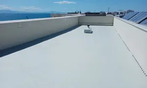 Terrazzo impermeabilizzato con finitura chiara, pronto per godersi il panorama. Soluzione ideale per come impermeabilizzare un terrazzo.