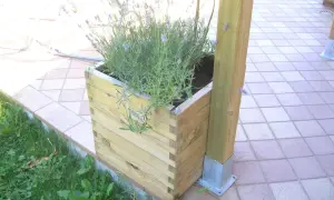 Vaso in legno con lavanda, un'idea per come fissare un gazebo su terrazza senza bucare il pavimento, con montante metallico.