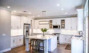 Cucina moderna e luminosa con isola centrale, ideale per chi cerca idee su come arredare una cucina con stile e funzionalità.
