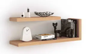 Mensole in legno di quercia, con orologio, libri e decorazioni. Ecco come fissare listelli di legno al muro per un effetto simile.