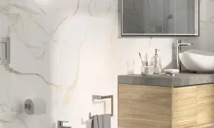 Bagno moderno con piastrelle effetto marmo e oro. Lavabo bianco, mobile in legno, specchio e accessori. Guida su come posare le piastrelle del bagno.