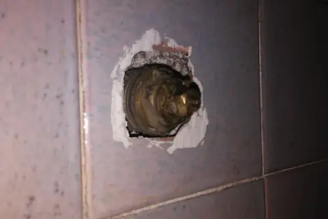 Valvola ottone incassata nel muro, parte di un impianto idraulico in attesa di chiusura acqua.