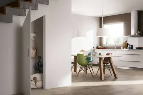 Soluzione intelligente per chiudere una nicchia nel muro sotto le scale, nascondendo borse e ombrelli.