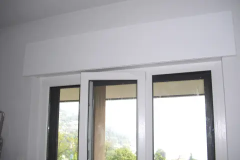 Nuovo rivestimento bianco sopra le finestre, ideale per chi vuole sapere come eliminare cassonetto tapparelle e migliorare l'estetica.