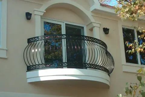 Ringhiera del balcone in ferro battuto, pronta per essere verniciata, con un design elegante e dettagli decorativi.