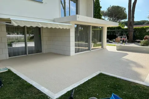Nuova pavimentazione in ghiaia resinata, una posa a secco su terra che valorizza il giardino moderno.