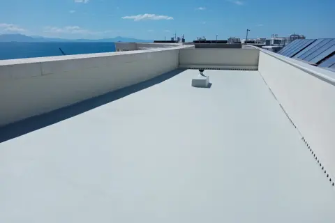Terrazzo impermeabilizzato con finitura chiara, pronto per godersi il panorama. Soluzione ideale per come impermeabilizzare un terrazzo.