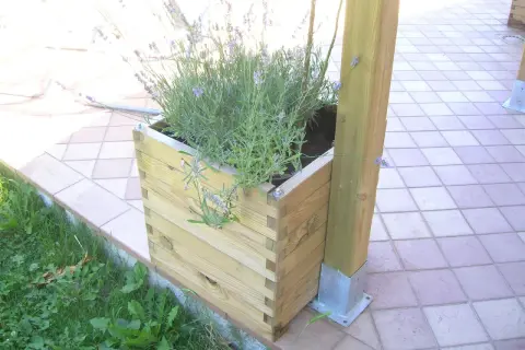 Vaso in legno con lavanda, un'idea per come fissare un gazebo su terrazza senza bucare il pavimento, con montante metallico.