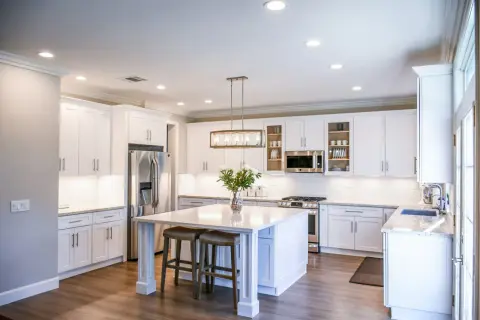 Cucina moderna e luminosa con isola centrale, ideale per chi cerca idee su come arredare una cucina con stile e funzionalità.