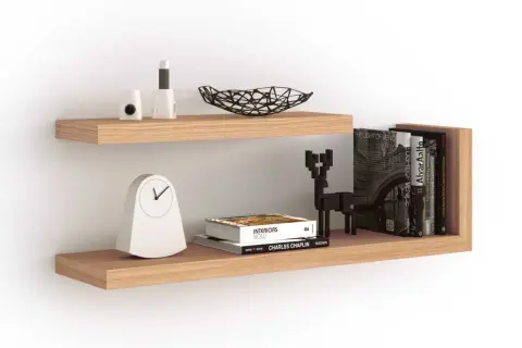 Mensole in legno di quercia, con orologio, libri e decorazioni. Ecco come fissare listelli di legno al muro per un effetto simile.