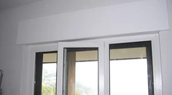 Nuovo rivestimento bianco sopra le finestre, ideale per chi vuole sapere come eliminare cassonetto tapparelle e migliorare l'estetica.