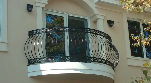 Ringhiera del balcone in ferro battuto, pronta per essere verniciata, con un design elegante e dettagli decorativi.