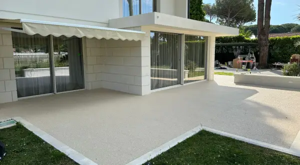 Nuova pavimentazione in ghiaia resinata, una posa a secco su terra che valorizza il giardino moderno.