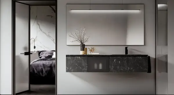 Arredamento moderno per un bagno cieco: mobile sospeso in marmo nero, specchio illuminato e porta scorrevole che rivela una camera da letto.