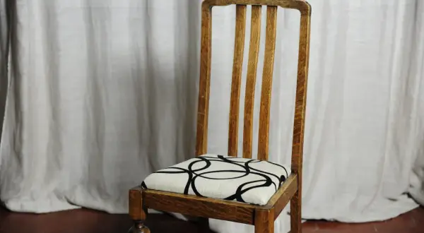 Sedia in legno con seduta imbottita e fantasia geometrica. Una guida su come tappezzare una sedia imbottita.