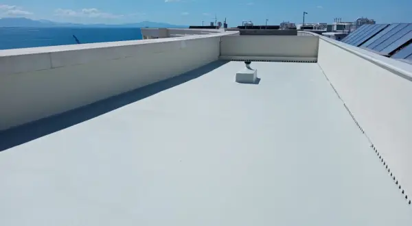 Terrazzo impermeabilizzato con finitura chiara, pronto per godersi il panorama. Soluzione ideale per come impermeabilizzare un terrazzo.