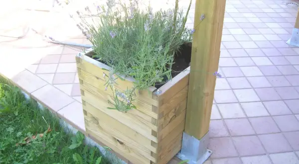 Vaso in legno con lavanda, un'idea per come fissare un gazebo su terrazza senza bucare il pavimento, con montante metallico.