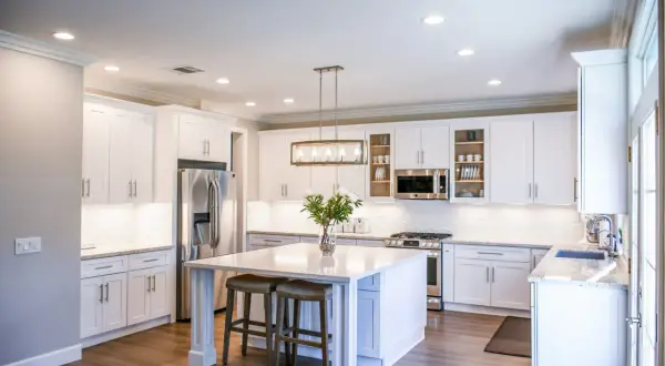 Cucina moderna e luminosa con isola centrale, ideale per chi cerca idee su come arredare una cucina con stile e funzionalità.
