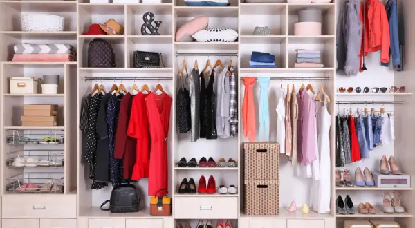 Armadio ordinato: come organizzare i vestiti con stile. Abiti, scarpe, borse e accessori ben disposti per un guardaroba funzionale.