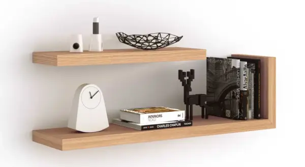 Mensole in legno di quercia, con orologio, libri e decorazioni. Ecco come fissare listelli di legno al muro per un effetto simile.