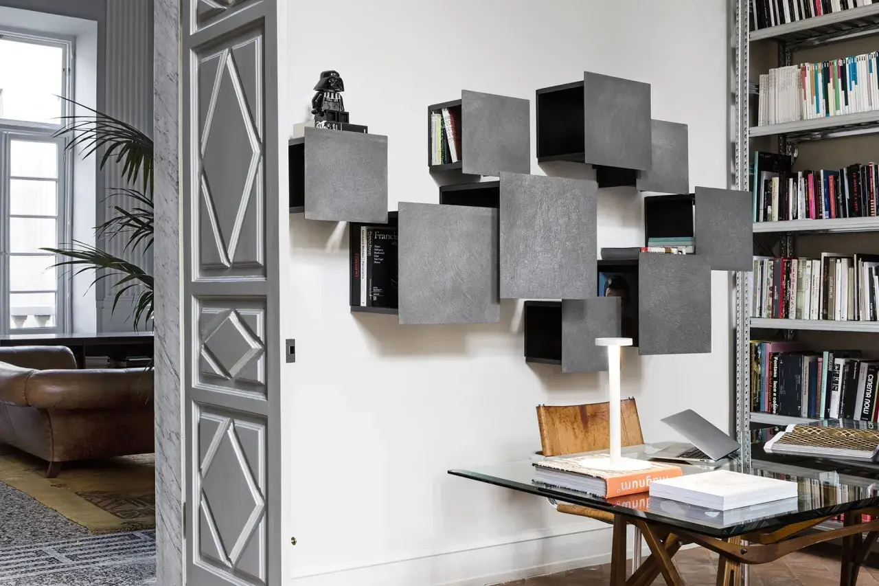 Moderna libreria a cubi grigi, un modo creativo per mettere i cubi al muro. Un Darth Vader LEGO veglia sui libri.