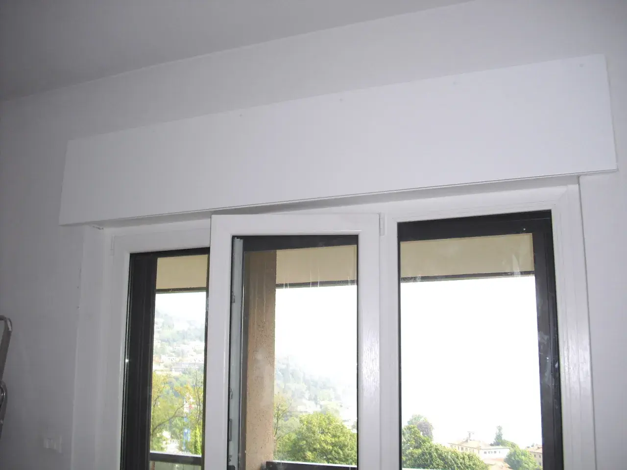 Nuovo rivestimento bianco sopra le finestre, ideale per chi vuole sapere come eliminare cassonetto tapparelle e migliorare l'estetica.