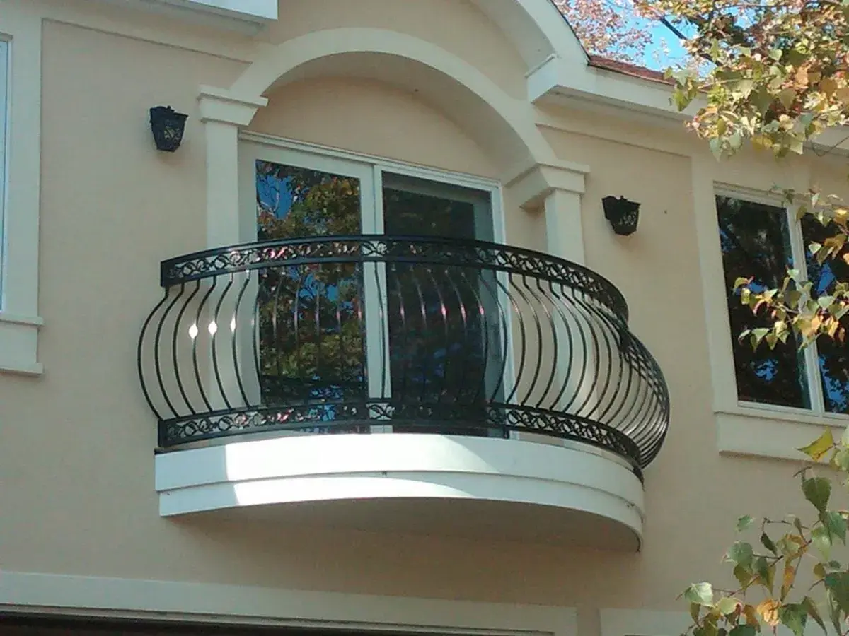 Ringhiera del balcone in ferro battuto, pronta per essere verniciata, con un design elegante e dettagli decorativi.