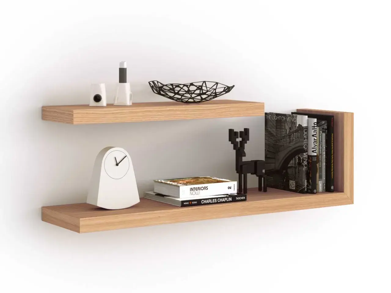 Mensole in legno di quercia, con orologio, libri e decorazioni. Ecco come fissare listelli di legno al muro per un effetto simile.