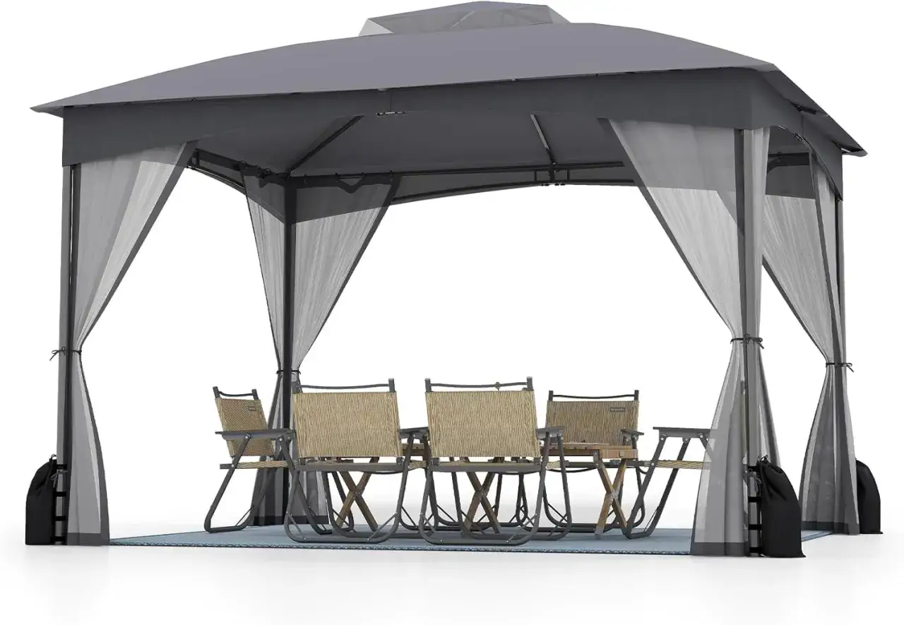 Gazebo grigio con sedie e tavolino, ideale per chi cerca come fissare un gazebo su terrazza senza bucare il pavimento, grazie alle sacche zavorra.