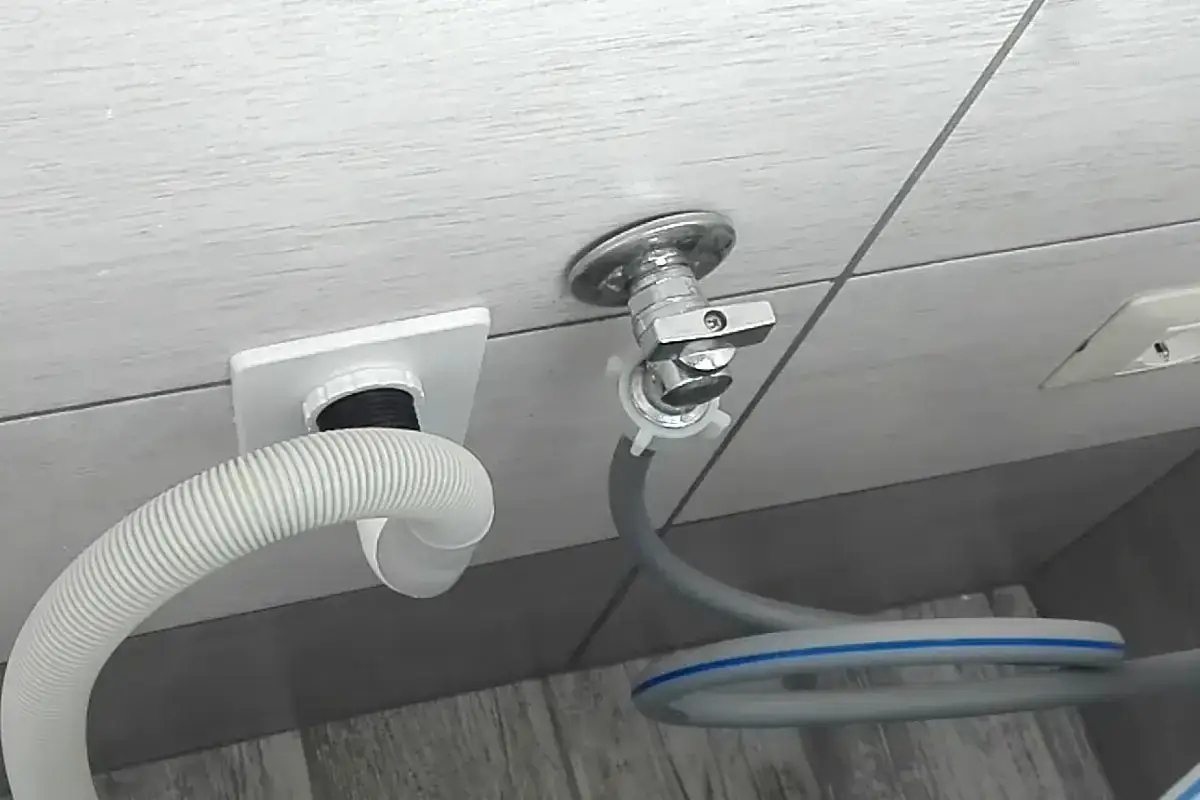 Dettaglio installazione: tubo scarico lavatrice e rubinetto acqua, con attenzione all'altezza rubinetto lavatrice per un corretto allacciamento.