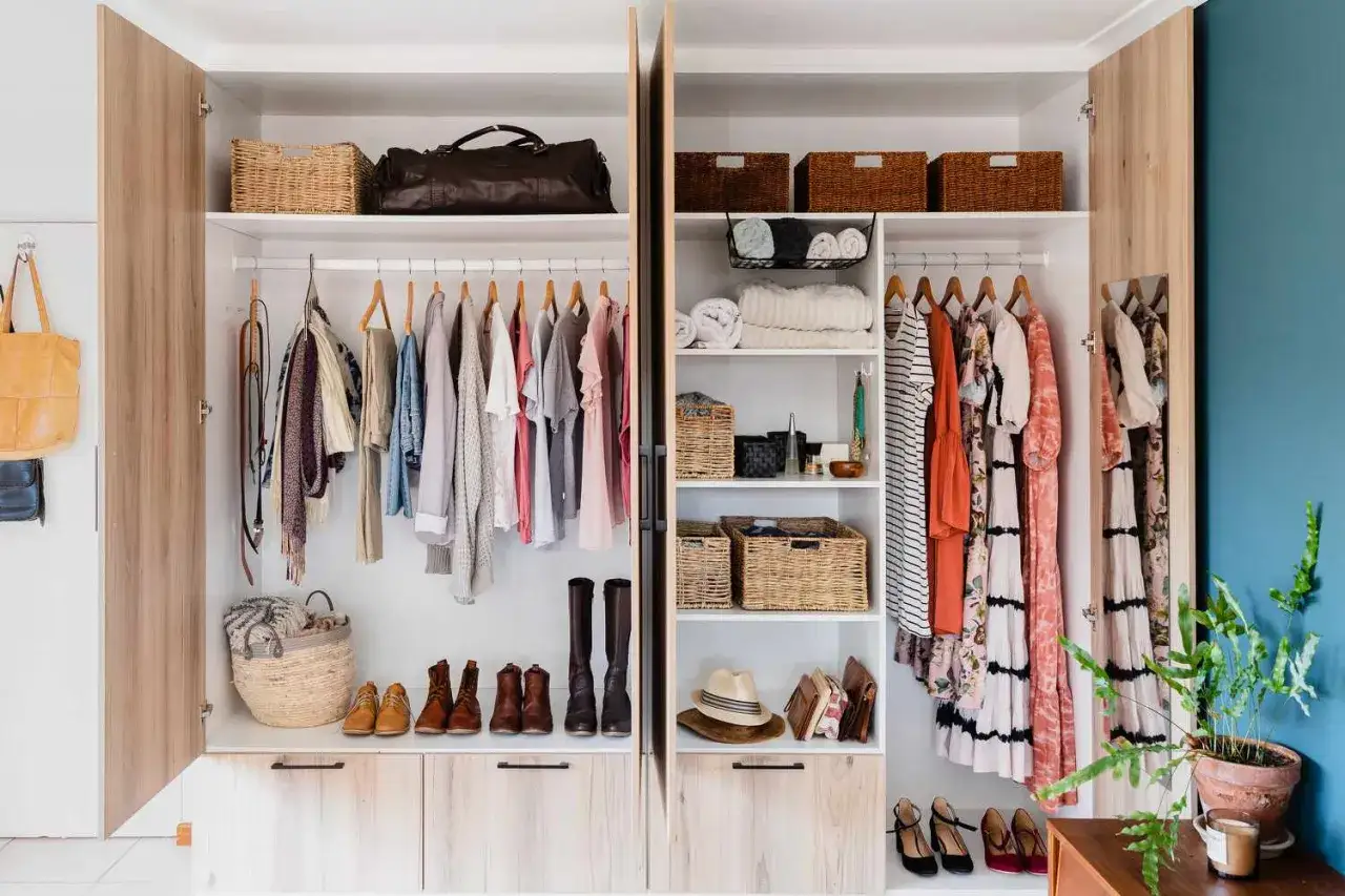 Armadio ordinato: come organizzare i vestiti nell'armadio con stile. Capi appesi, borse, cappelli e scarpe in ordine.