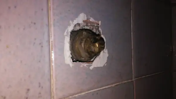 Valvola ottone incassata nel muro, parte di un impianto idraulico in attesa di chiusura acqua.