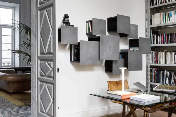 Moderna libreria a cubi grigi, un modo creativo per mettere i cubi al muro. Un Darth Vader LEGO veglia sui libri.