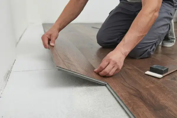 Installazione di un pavimento in spc: ecco cos'è e come si posa facilmente. Le doghe si incastrano perfettamente.