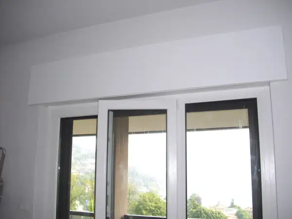 Nuovo rivestimento bianco sopra le finestre, ideale per chi vuole sapere come eliminare cassonetto tapparelle e migliorare l'estetica.