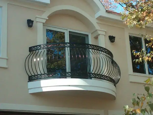 Ringhiera del balcone in ferro battuto, pronta per essere verniciata, con un design elegante e dettagli decorativi.