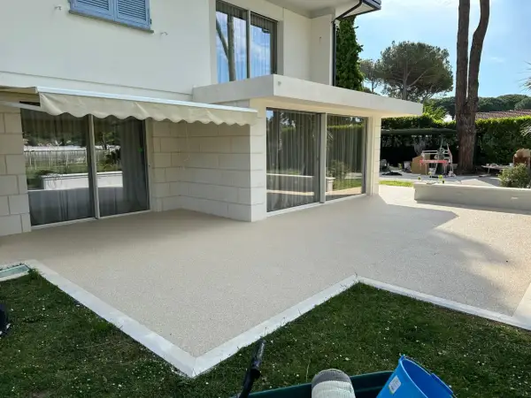 Nuova pavimentazione in ghiaia resinata, una posa a secco su terra che valorizza il giardino moderno.