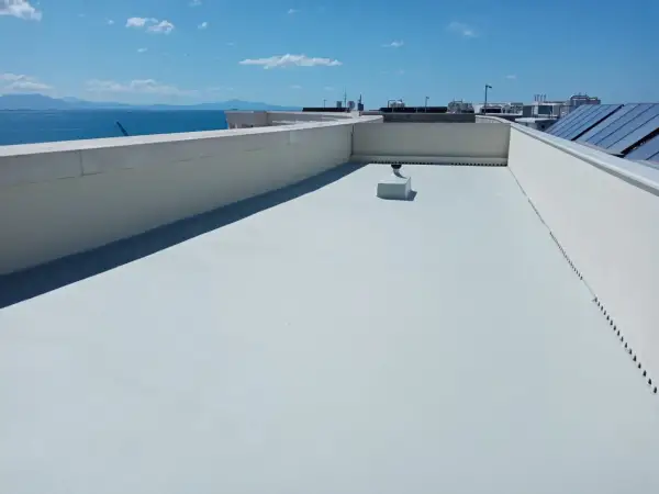 Terrazzo impermeabilizzato con finitura chiara, pronto per godersi il panorama. Soluzione ideale per come impermeabilizzare un terrazzo.