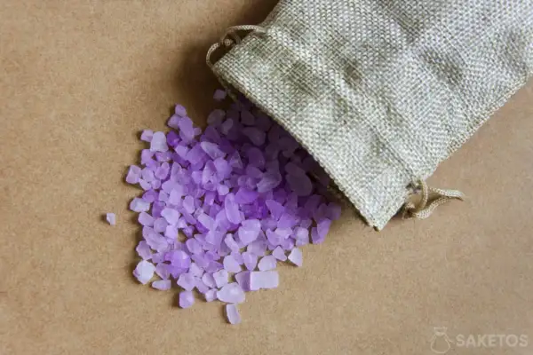 Sacchetti anti umidità fai da te con cristalli viola che fuoriescono da un sacchetto di juta.