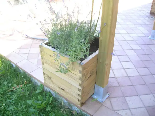 Vaso in legno con lavanda, un'idea per come fissare un gazebo su terrazza senza bucare il pavimento, con montante metallico.
